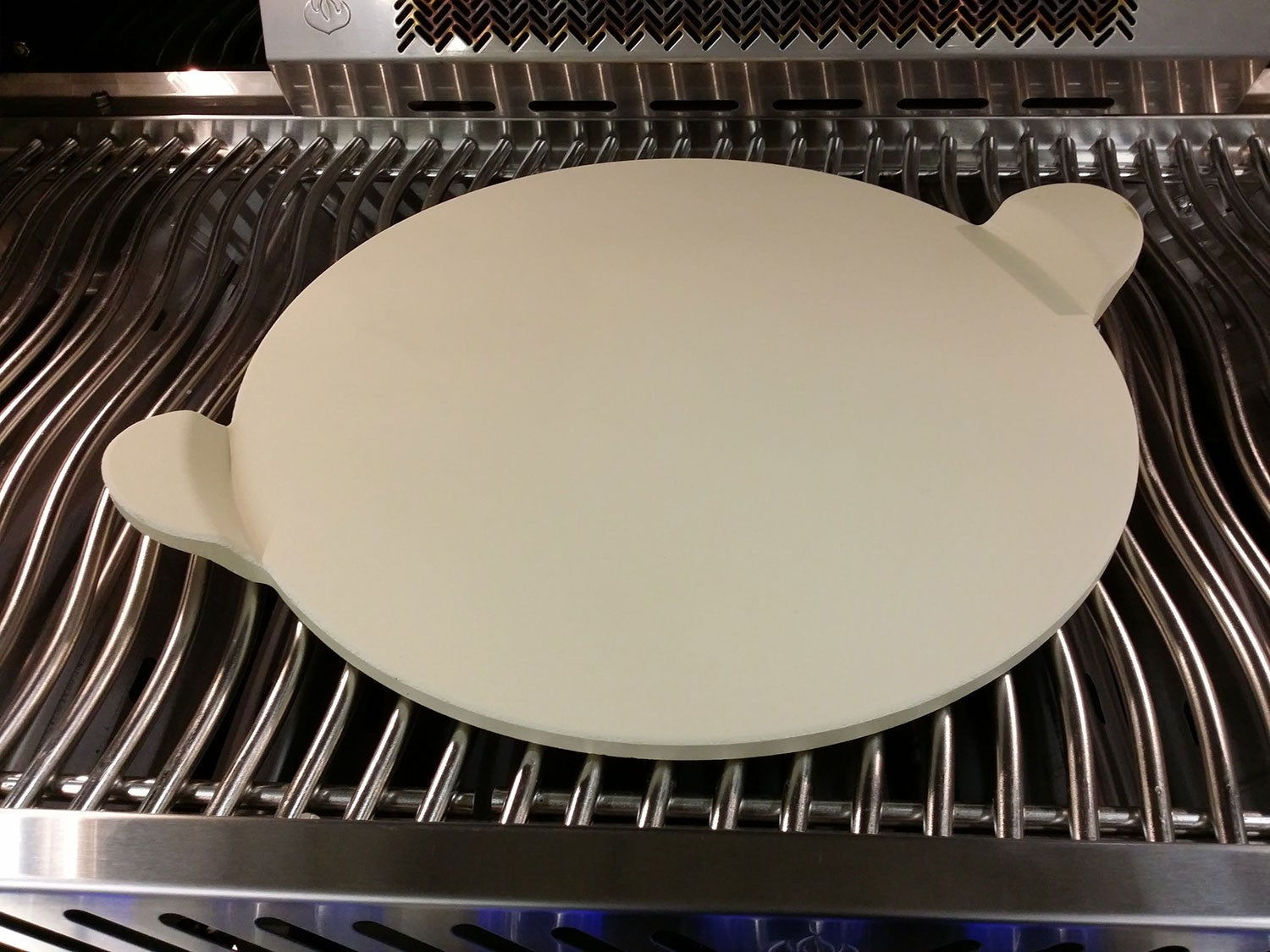 Pizzastein PRO 38 cm med pizzaskjærer i sett Napoleon montert på grill
