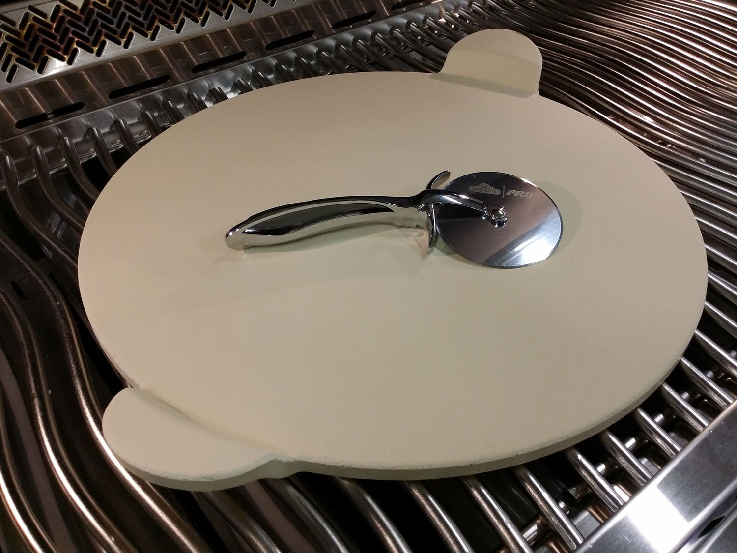 Pizzastein PRO 38 cm med pizzaskjærer i sett Napoleon håndtak detalj