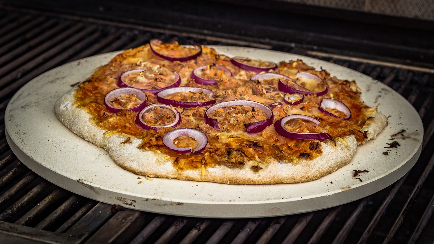 Bruk av Pizzastein rund Ø 33 cm cordierit Grillfürst på kullgrill
