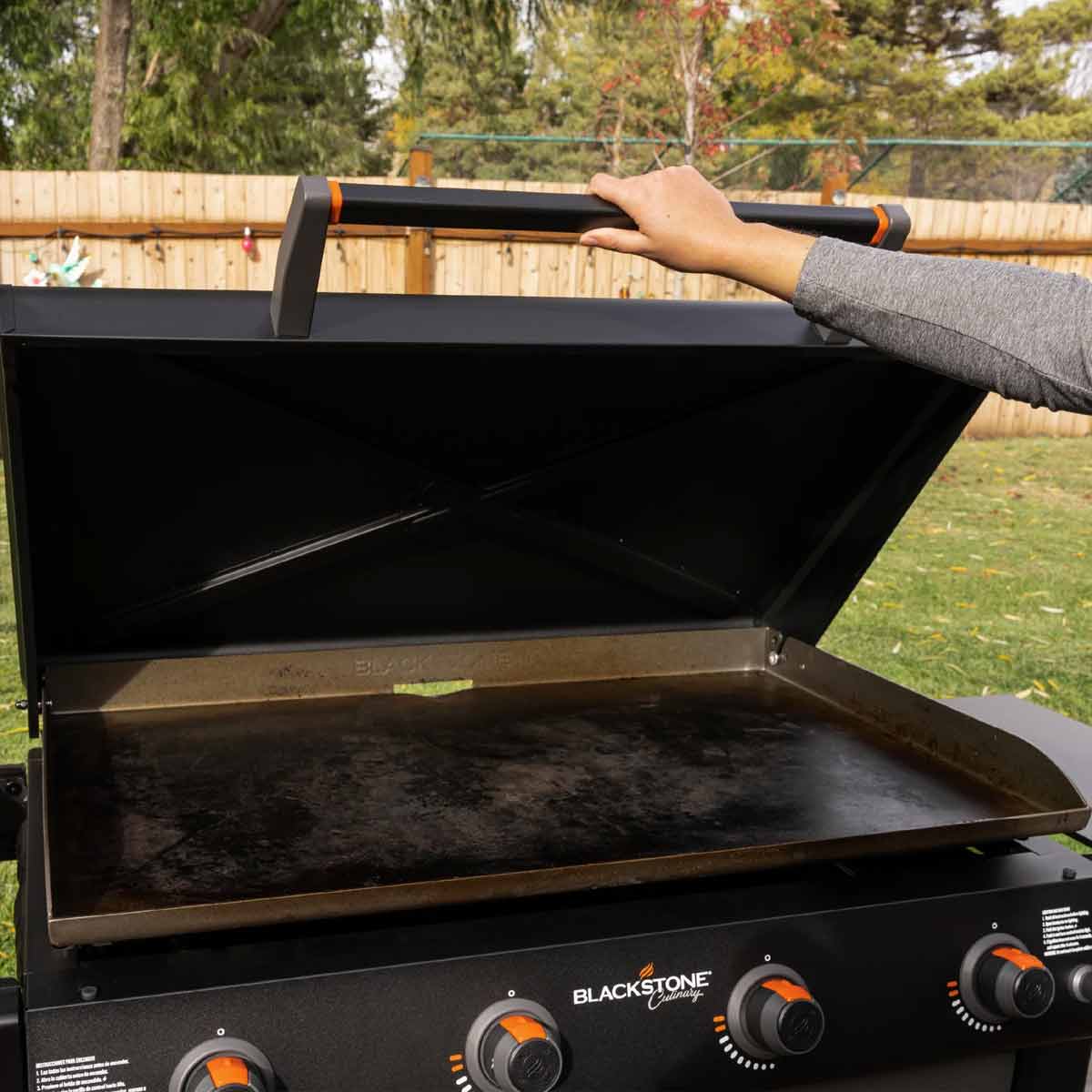 Plancha 36" grillstasjon med klappbord 4 brennere - Blackstone nærbilde av plancha