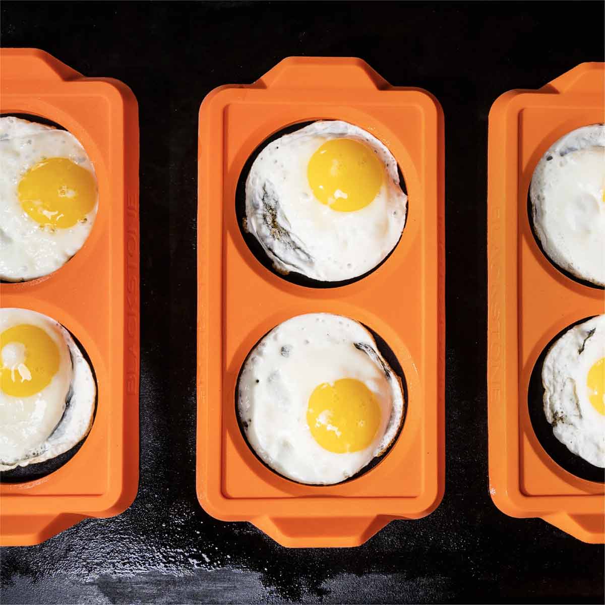 Plancha eggformsett 3-delt silikon - Blackstone montert på grill