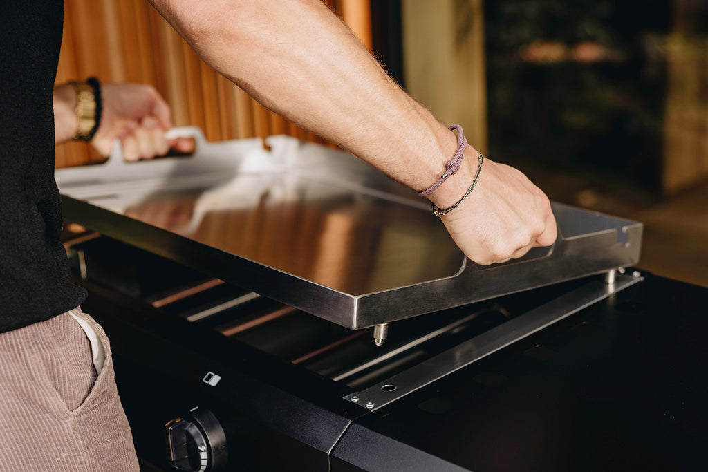Nærbilde av brennere på Plancha gassgrill Amaro 2 rustfritt stål 2 brennere