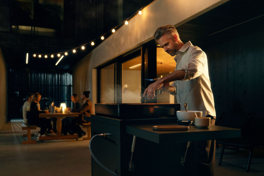 Plancha gassgrill Edition One 60 cm støpejern med vogn sidebord og oppbevaring