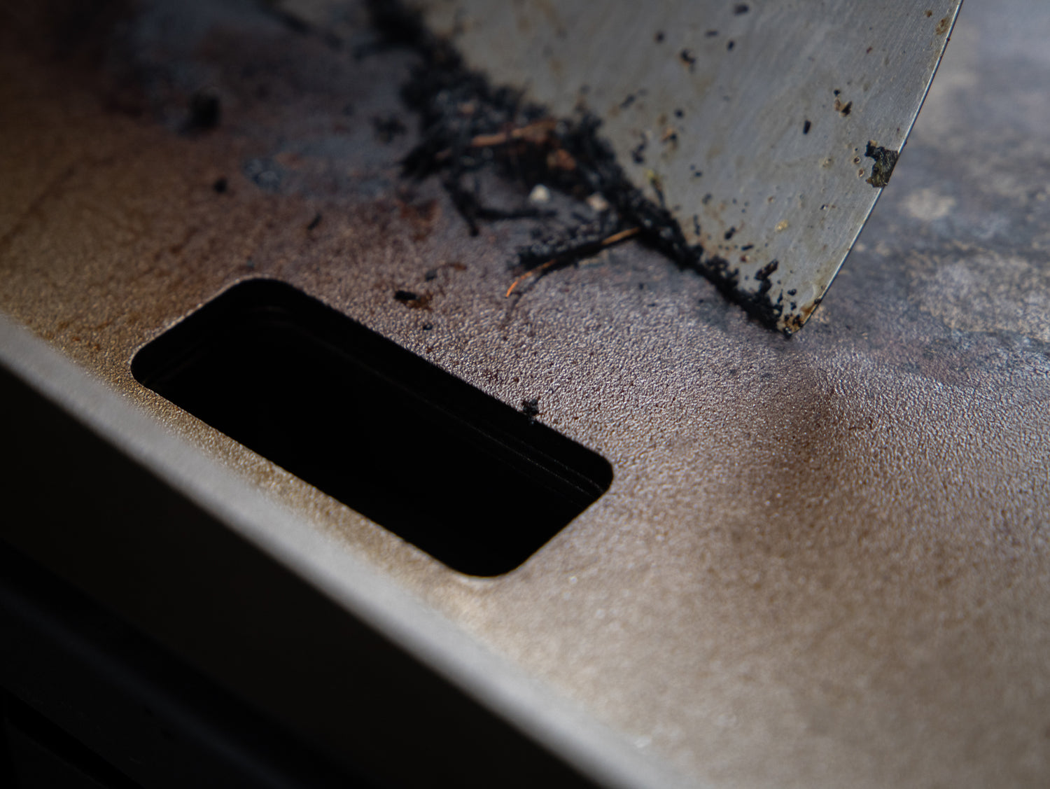 Sidevisning av Plancha grill 2 brennere 7 kW rustfritt stål 56 cm