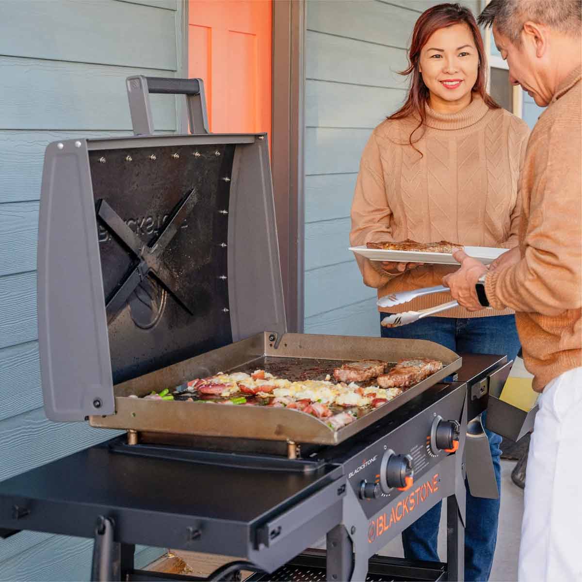 Detalj av Plancha grill 28" Iron Forged med lokk 2 brennere 73 cm - Blackstone