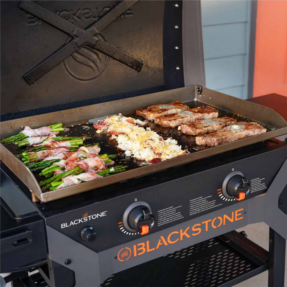 Nærbilde av grillflaten på Plancha grill 28" Iron Forged med lokk 2 brennere 73 cm - Blackstone