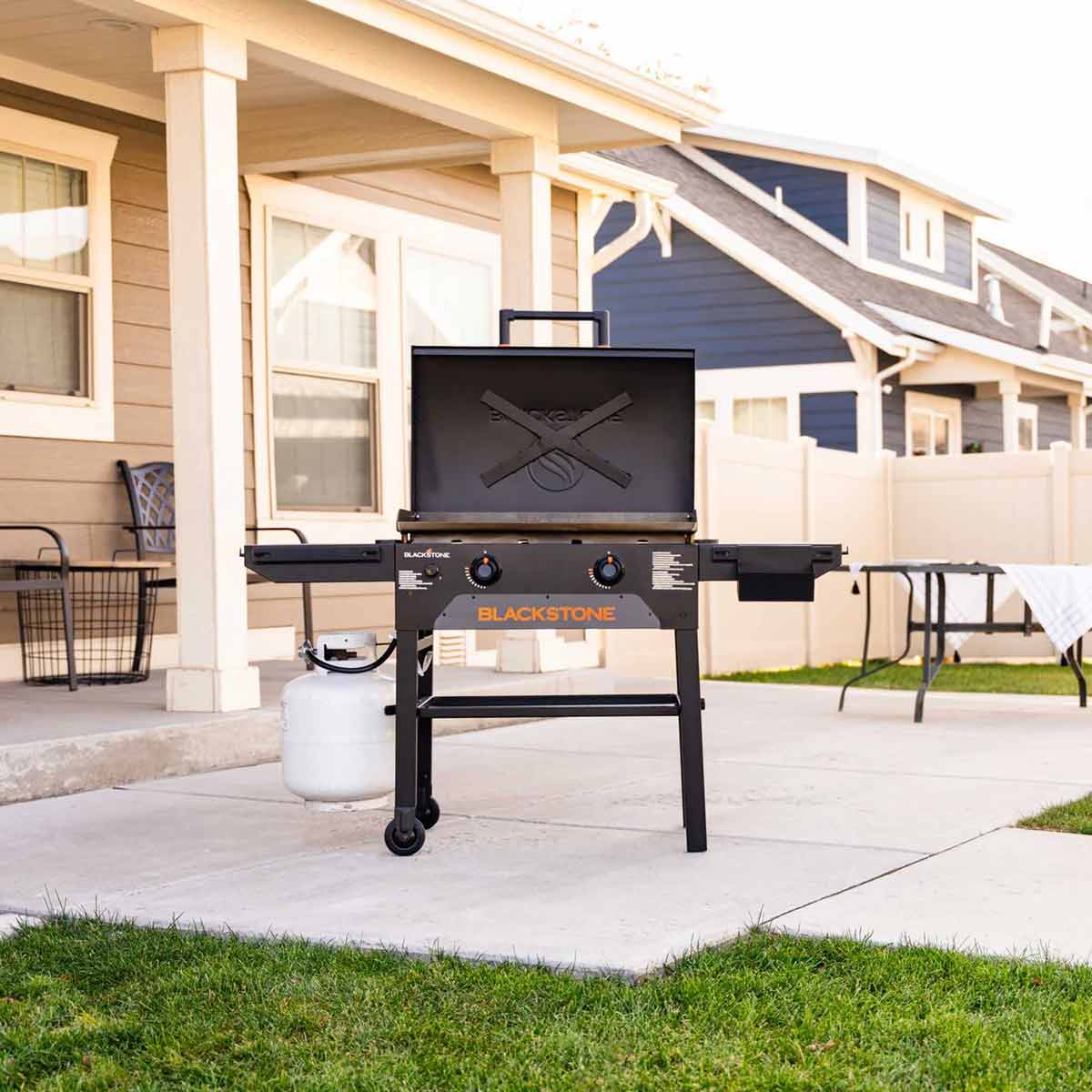 Plancha grill 28" Omnivore inkl. lokk 2 brennere - Blackstone bakside
