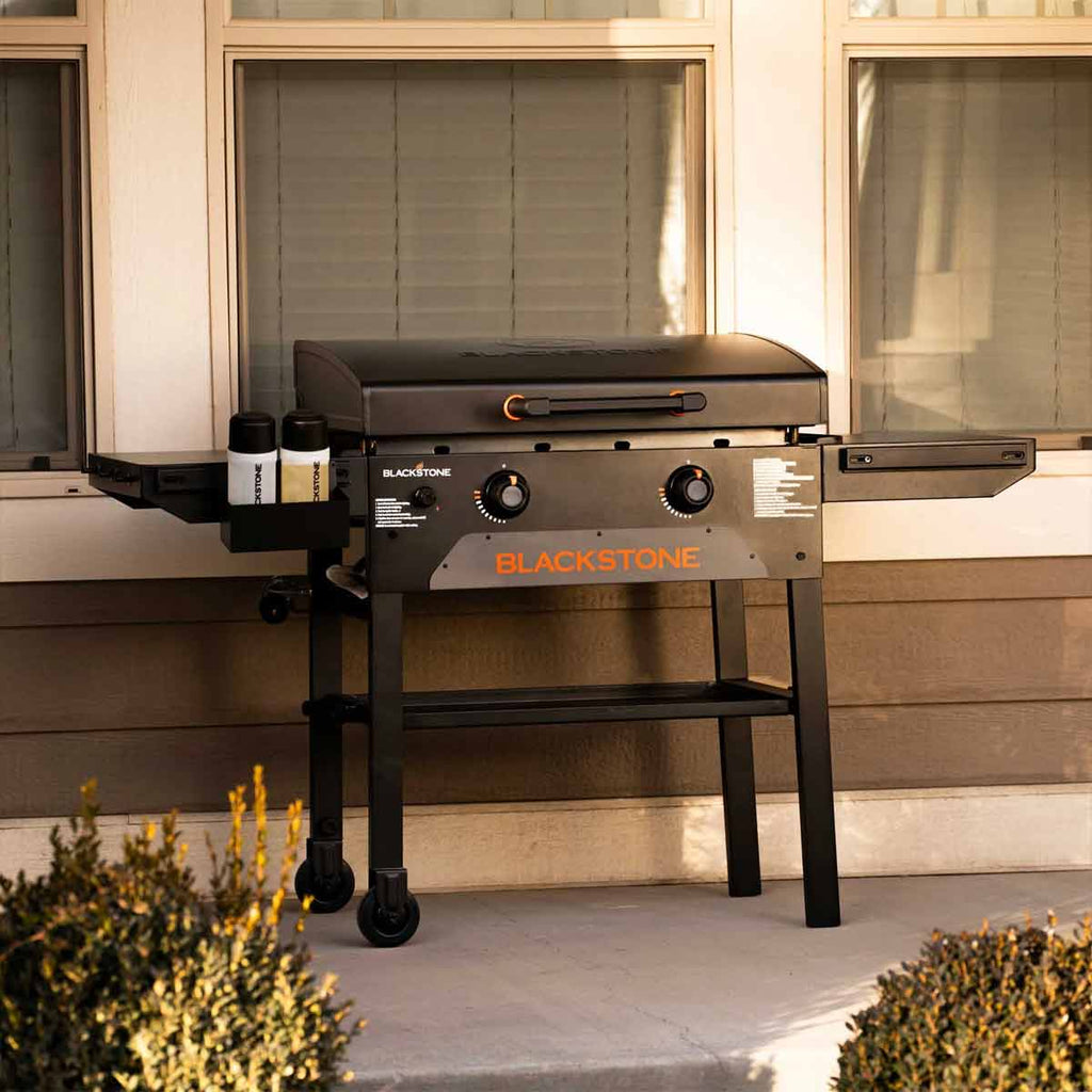 Montert Plancha grill 28" Omnivore inkl. lokk 2 brennere - Blackstone med siderhyller