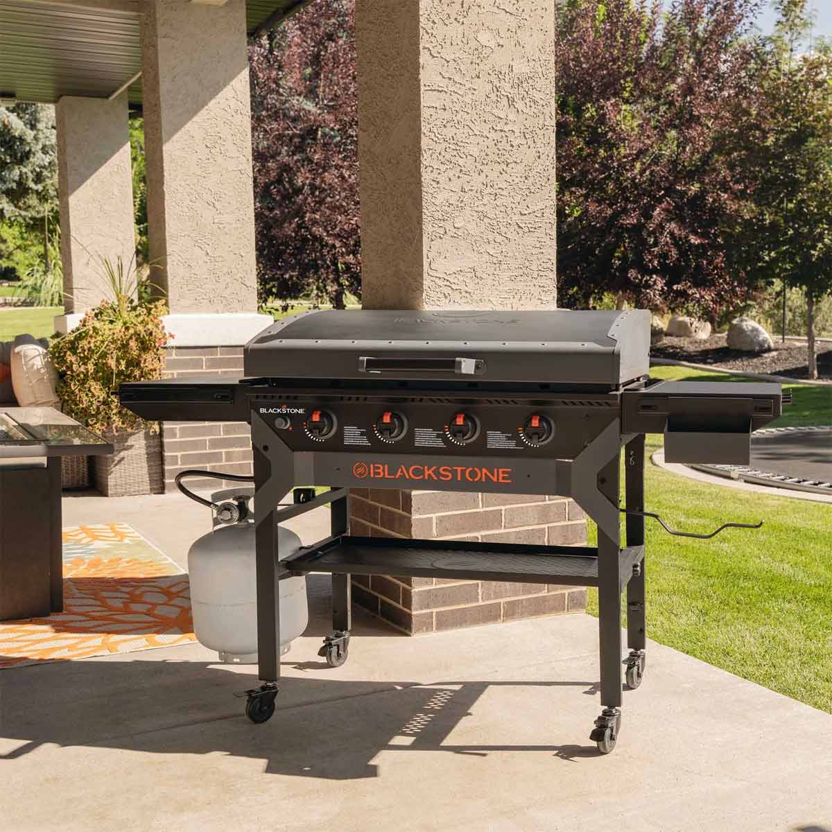 Plancha grill 36" Iron Forged inkl. lokk 4 brennere - Blackstone bakside