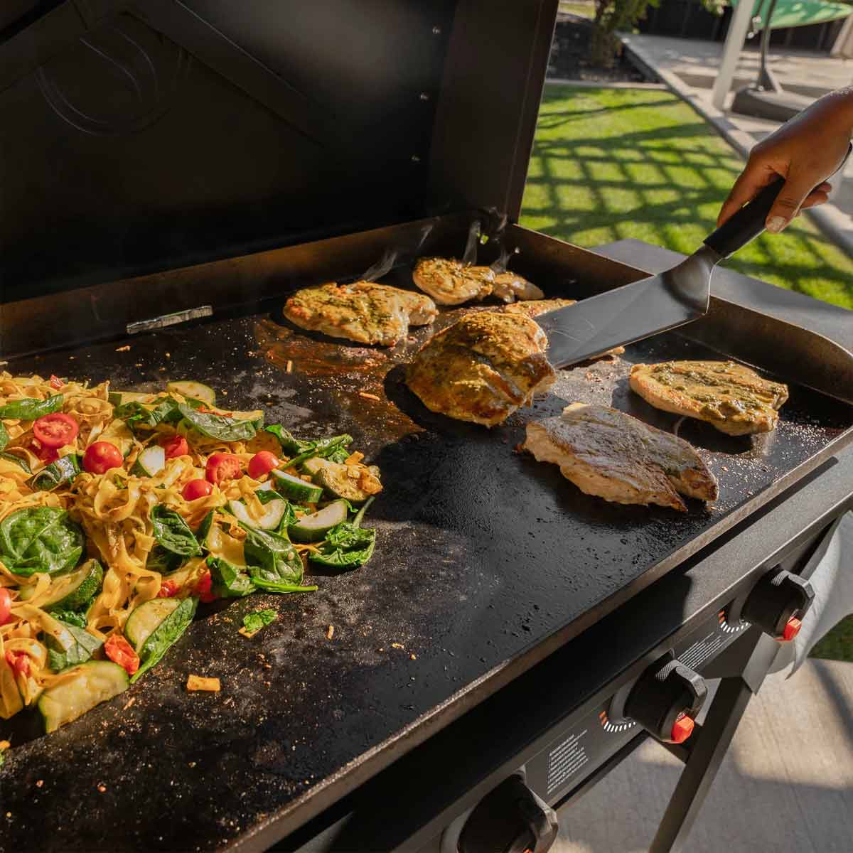 Plancha grill 36" Iron Forged inkl. lokk 4 brennere - Blackstone detalj av brennere