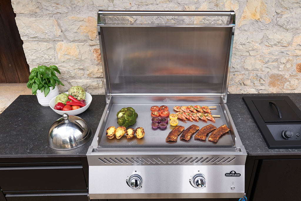 Plancha grill 700-Series 32" innebygd 2 brennere rustfritt stål - Napoleon montert i utekjøkken