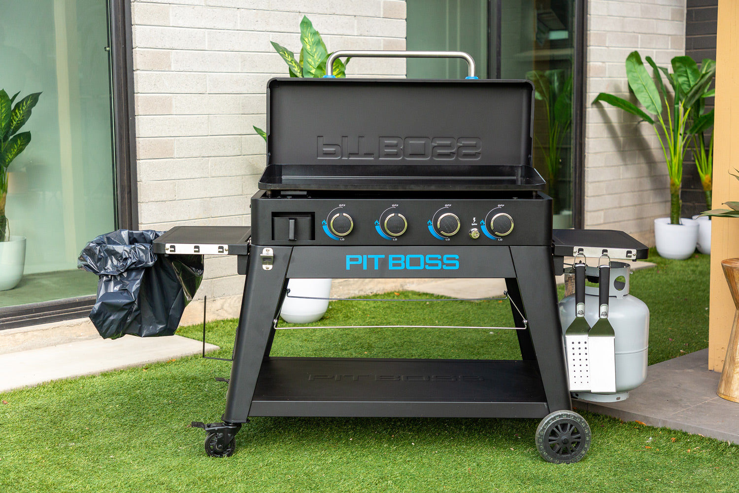 Bakside av Plancha grill Ultimate 4-brenner med understell - Pit Boss
