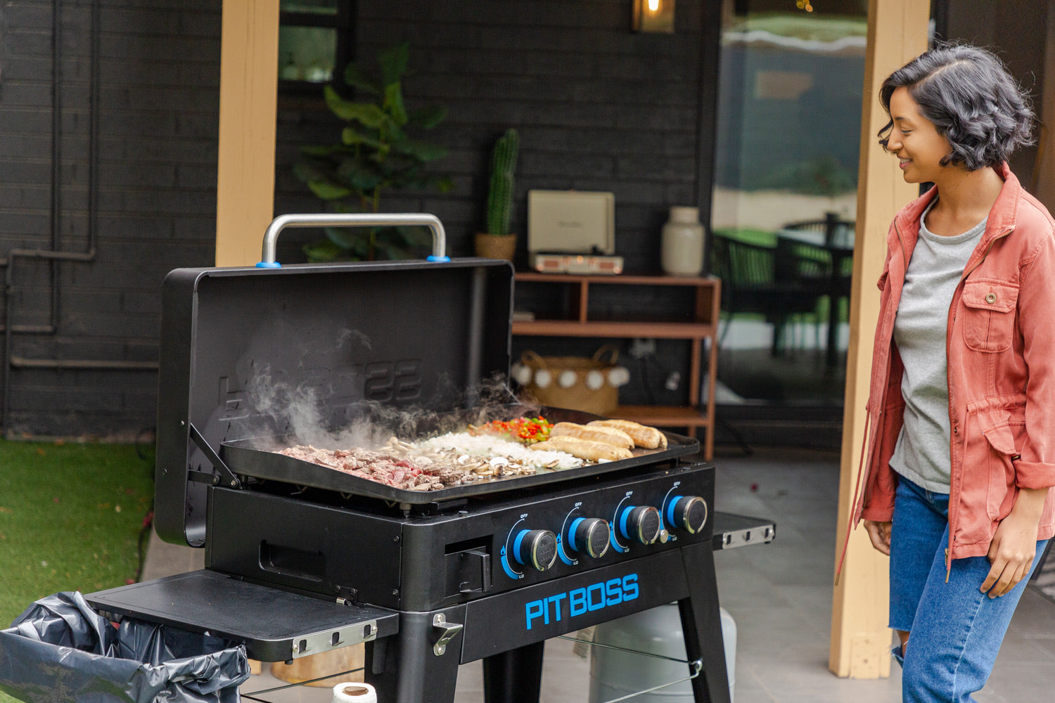 Detalj av keramisk anti-klebeoverflate på Plancha grill Ultimate 4-brenner med understell - Pit Boss