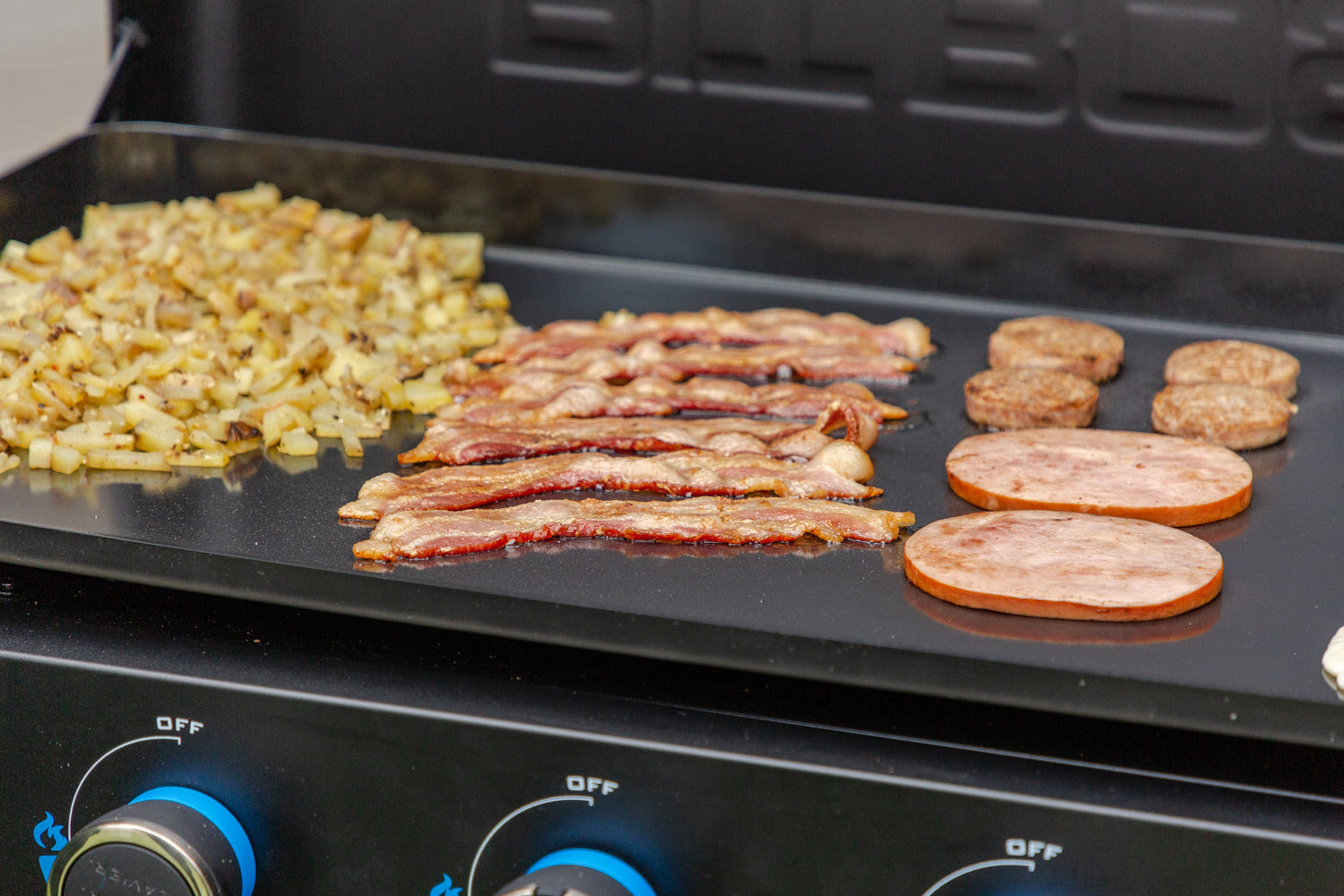 Montert Plancha grill Ultimate 4-brenner med understell - Pit Boss med åpnet lokk