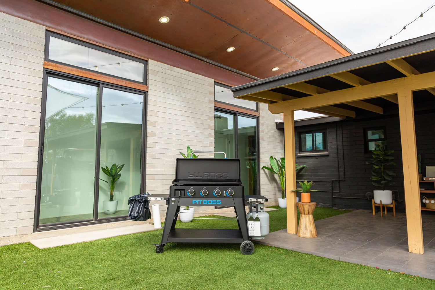 Plancha grill Ultimate 4-brenner med understell - Pit Boss fettoppsamlingsskuff