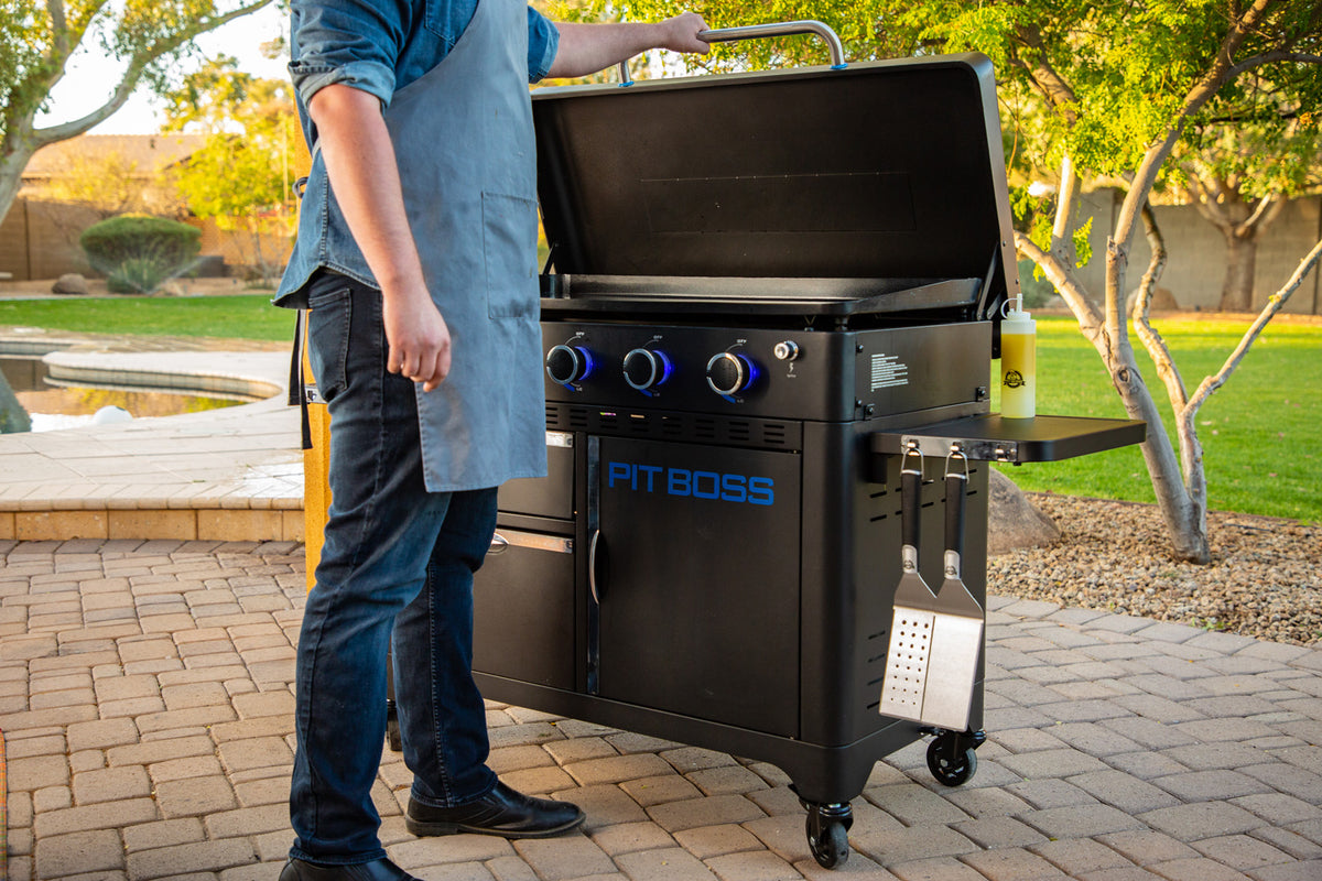 Plancha grill Ultimate 5-brenner med grillsett og trekk - Pit Boss detalj av keramisk plancha