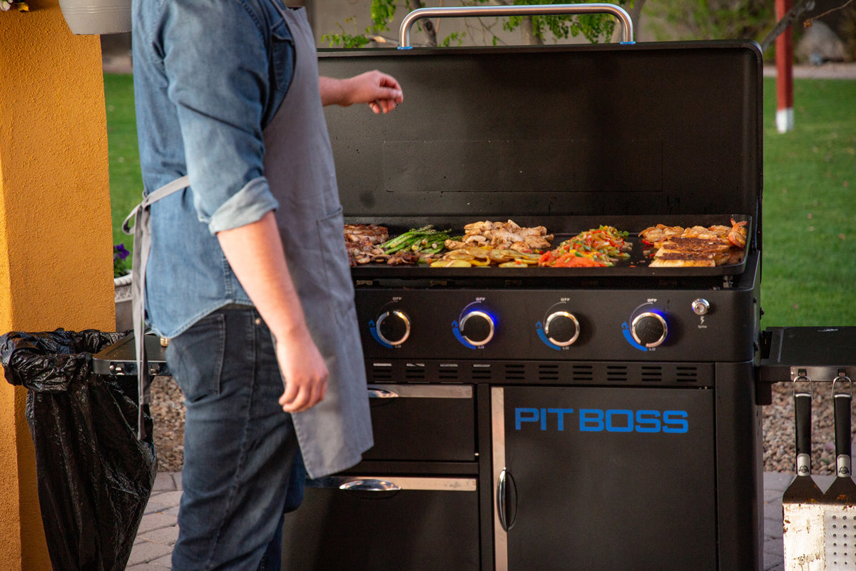 Plancha grill Ultimate 5-brenner med grillsett og trekk - Pit Boss montert med åpent lokk