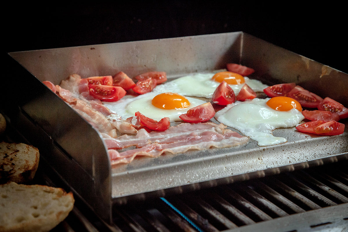 Plancha rustfritt stål 32 x 28 cm grillplate i bruk med kjøtt