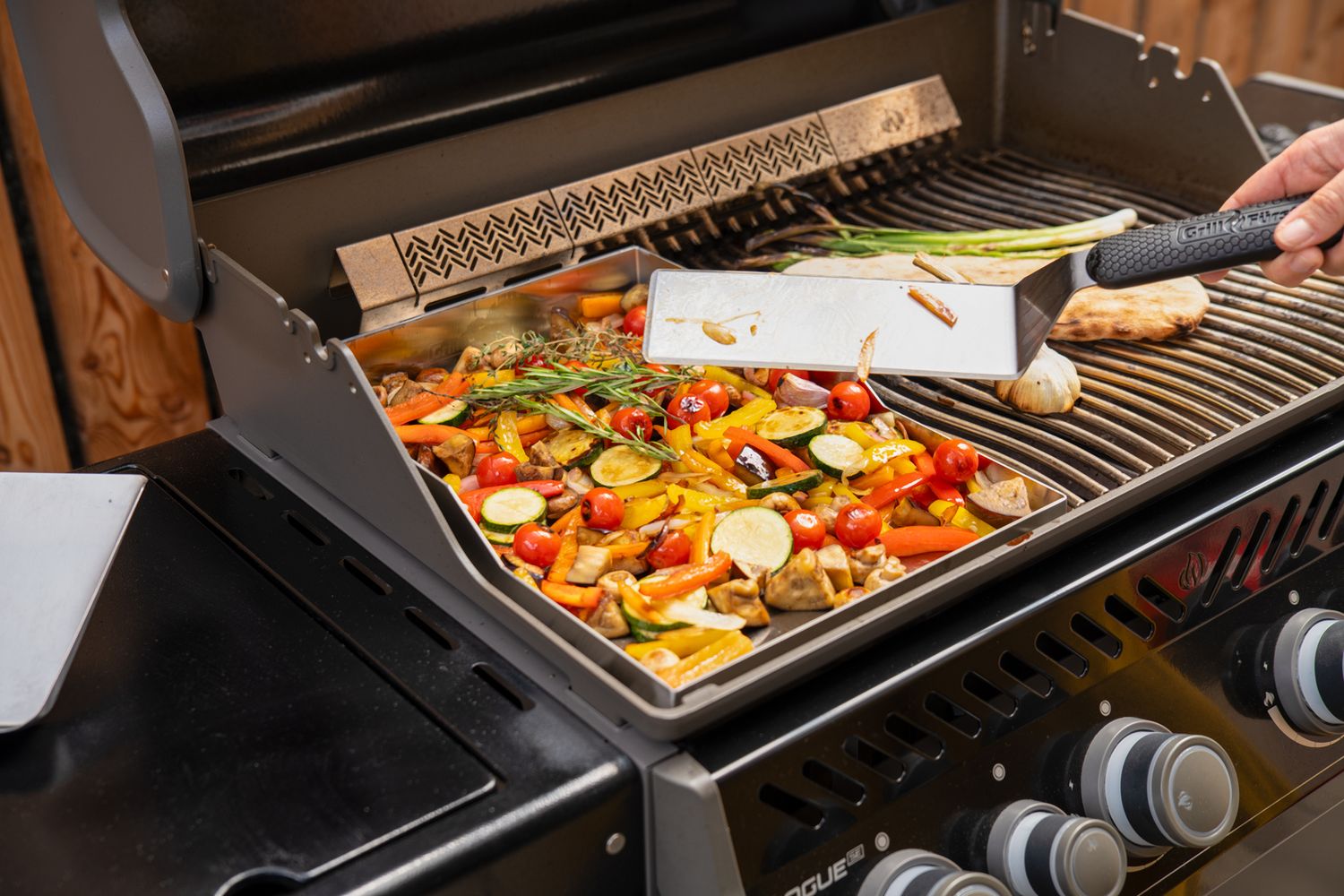 Montert Plancha rustfritt stål 45x29 cm for Napoleon Rogue på grill