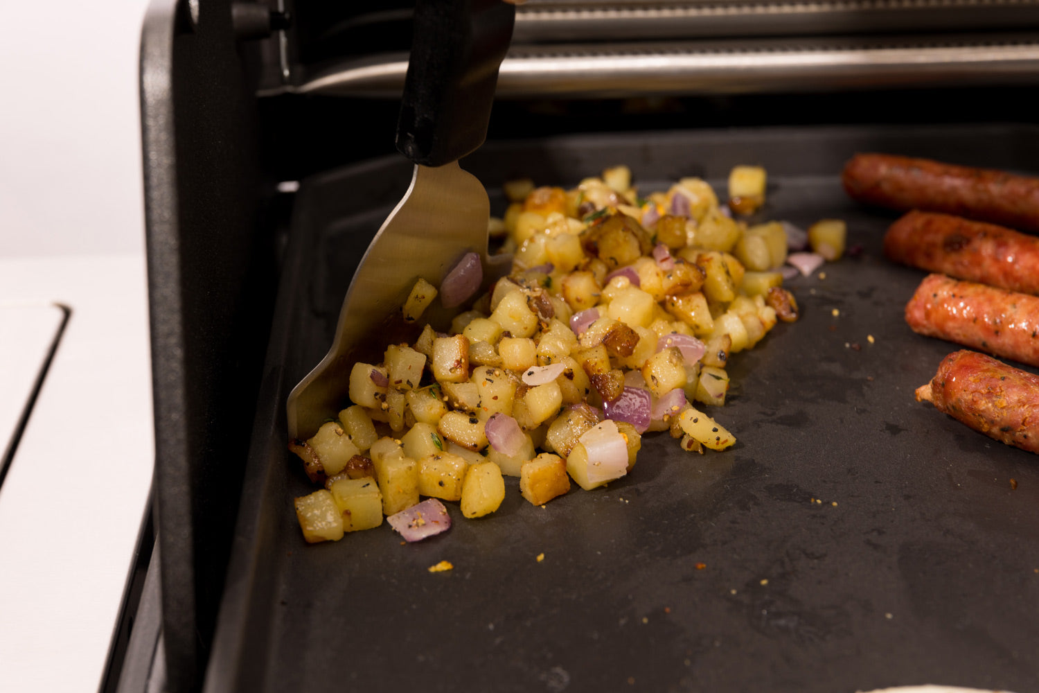 Plancha-skrape for støpejernsplater rustfritt stål Broil King montert nærbilde