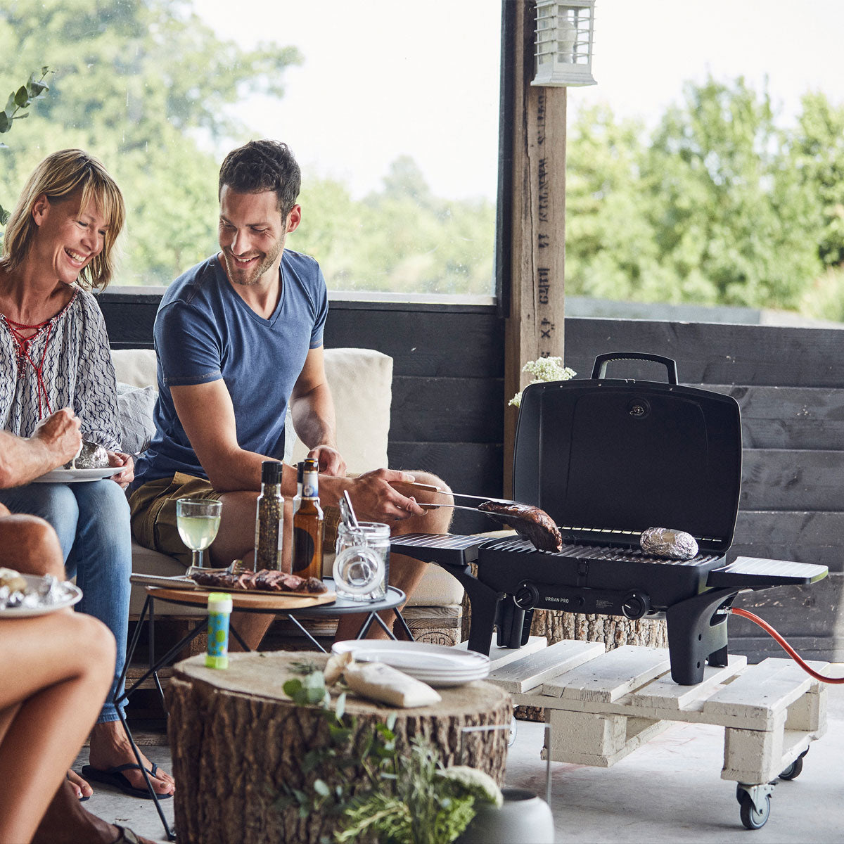Montert Portabel gassgrill Urban Pro 2 brennere aluminiumsstøp Enders med sidebord