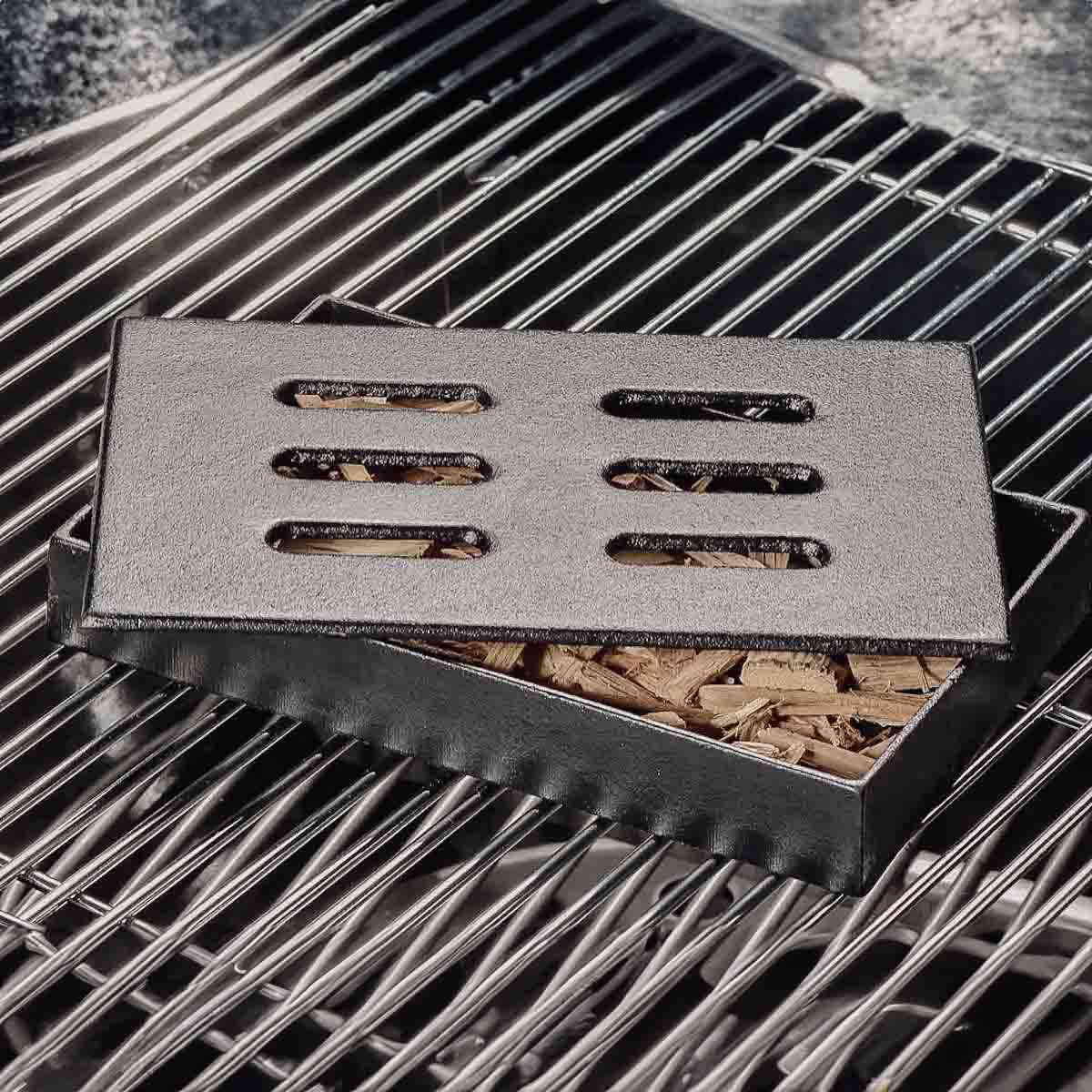 Røykboks støpejern 20,5 x 13 cm - SANTOS montert på grillen