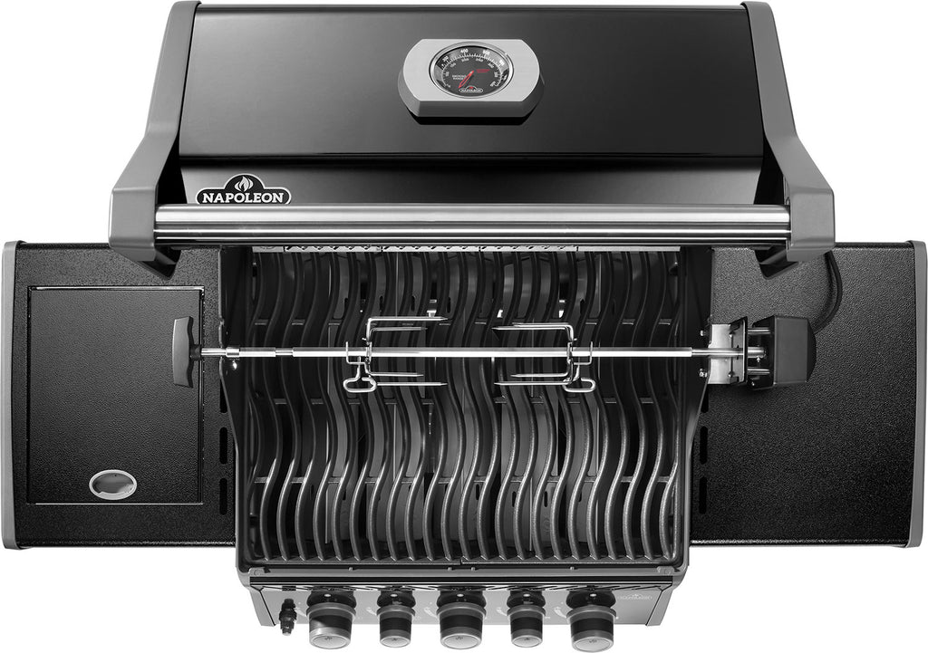 Rotisseri med spyd på Gassgrill Rogue 425 all black med sidebrenner og bakbrenner