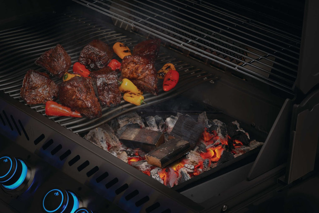 Røykchunks brandy-eik 1,5 kg - Napoleon montert i kullgrill