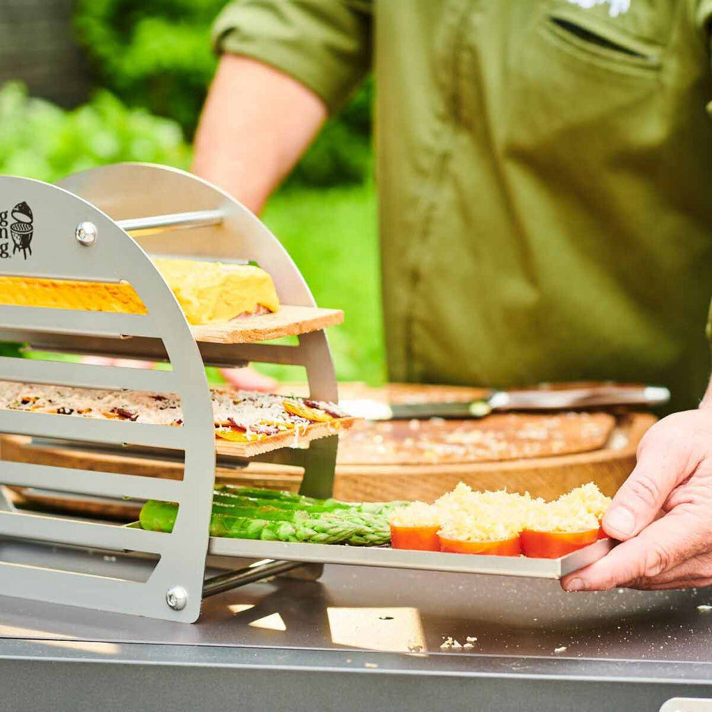 Detalj av treplanker og rustfritt stål i Røyketårn Smoking Tower 6 nivåer - Big Green Egg