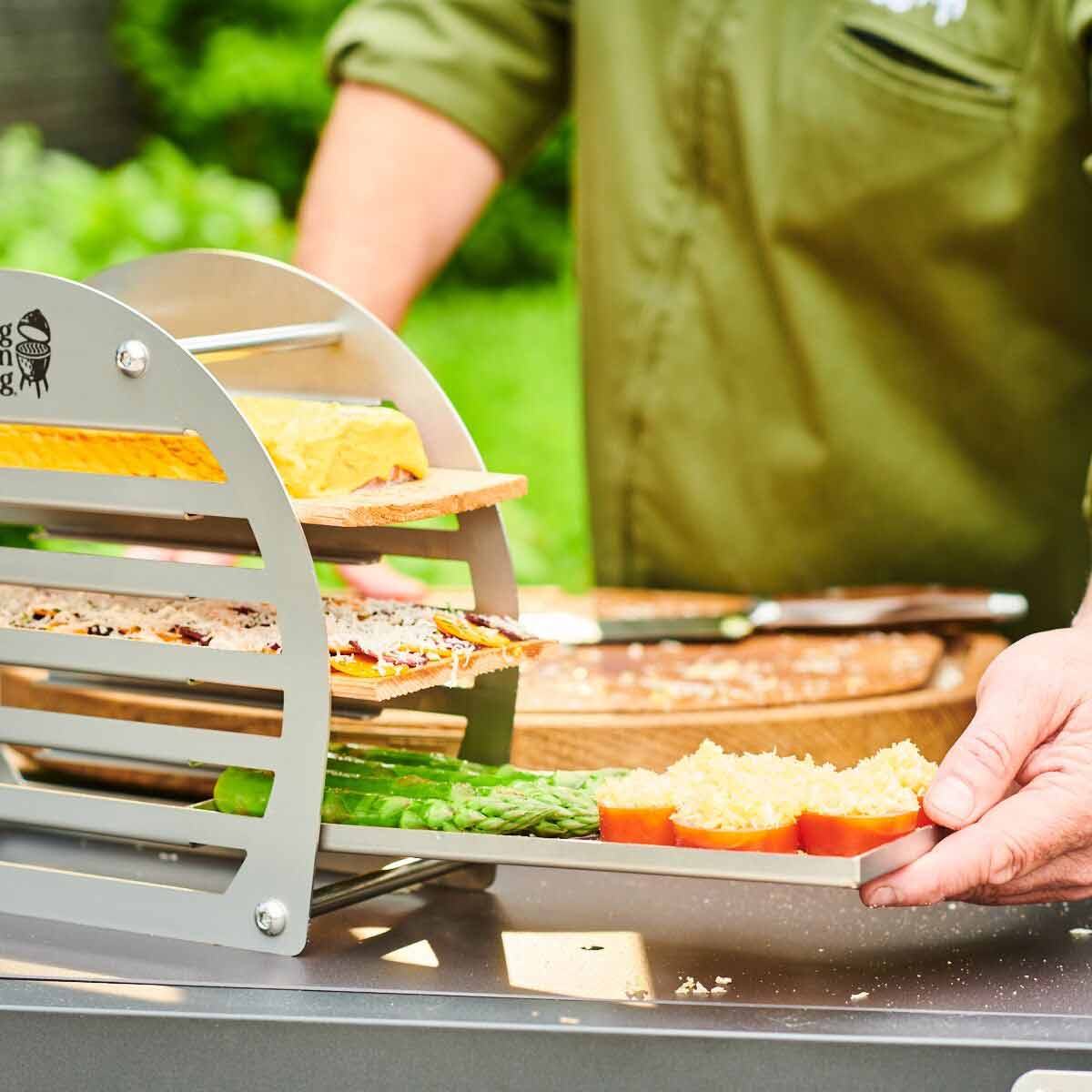 Detalj av treplanker og rustfritt stål i Røyketårn Smoking Tower 6 nivåer - Big Green Egg