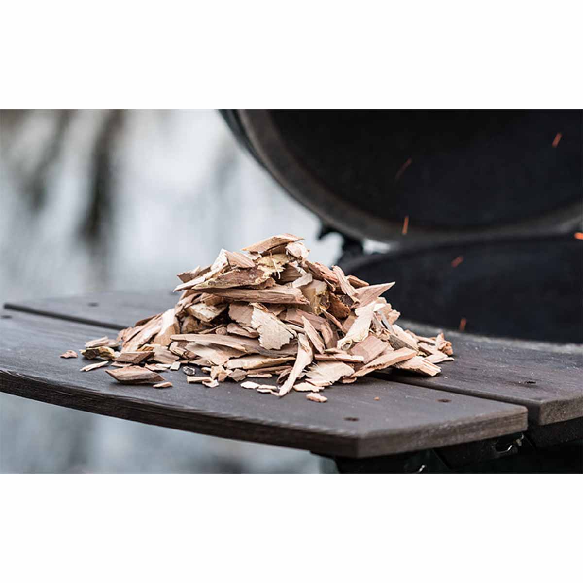 Detalj av røykflis eik - Big Green Egg