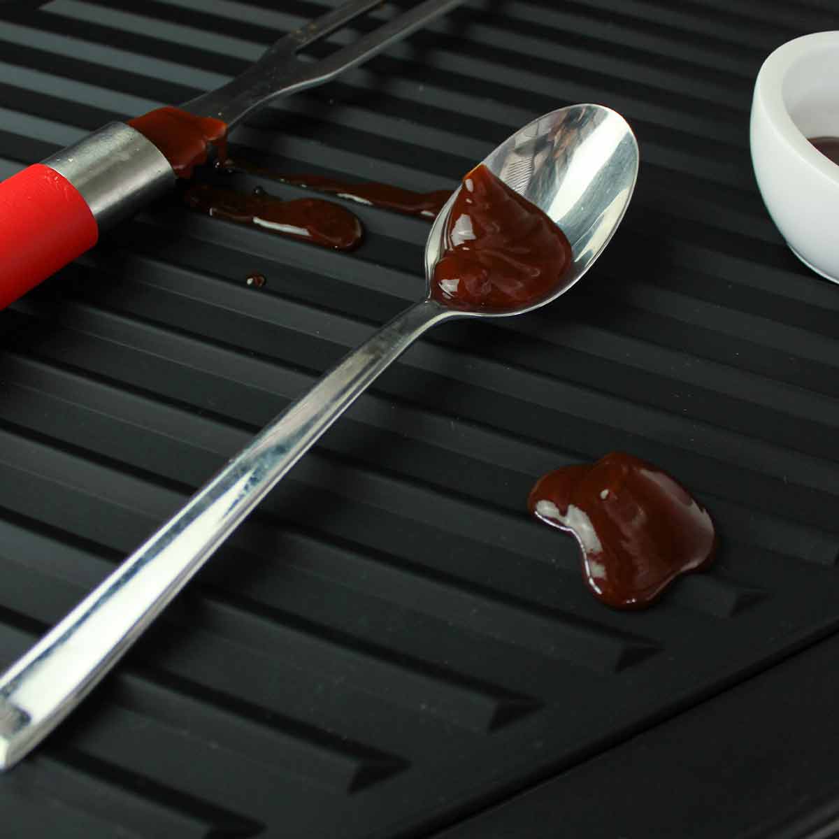 Silikonmatte for grillverktøy 35 x 27,5 cm - SANTOS rulles sammen
