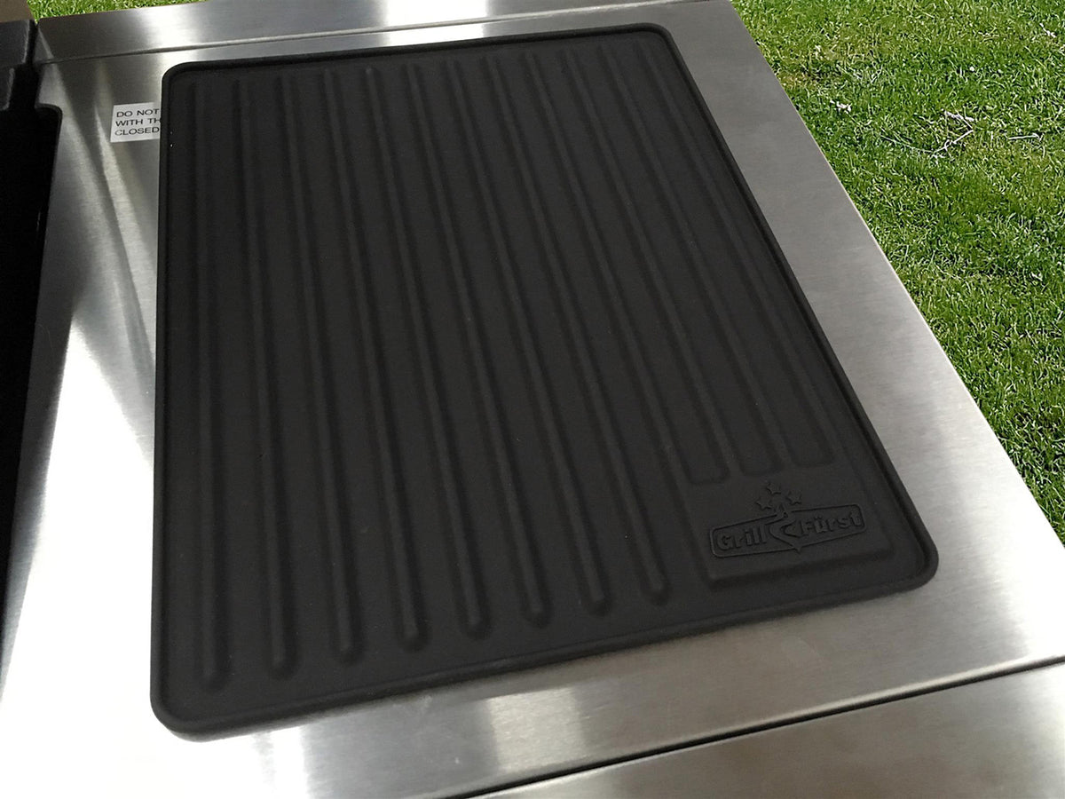 Silikonmatte for grillverktøy 35 x 28 cm - Grillfürst med grillverktøy på