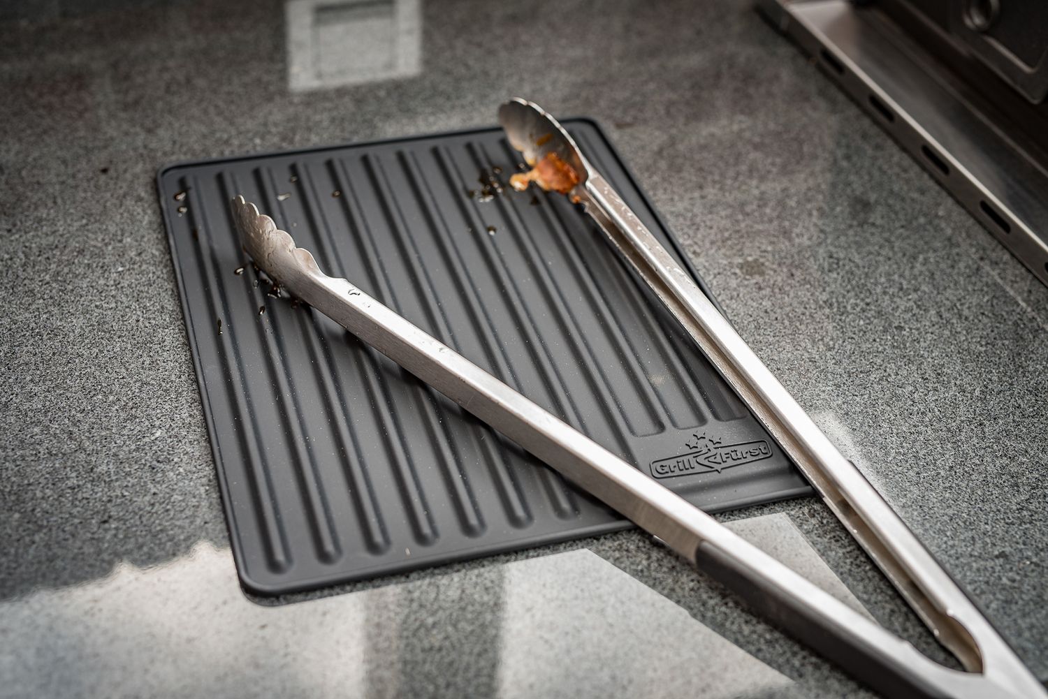 Silikonmatte for grillverktøy 35 x 28 cm - Grillfürst montert på grill