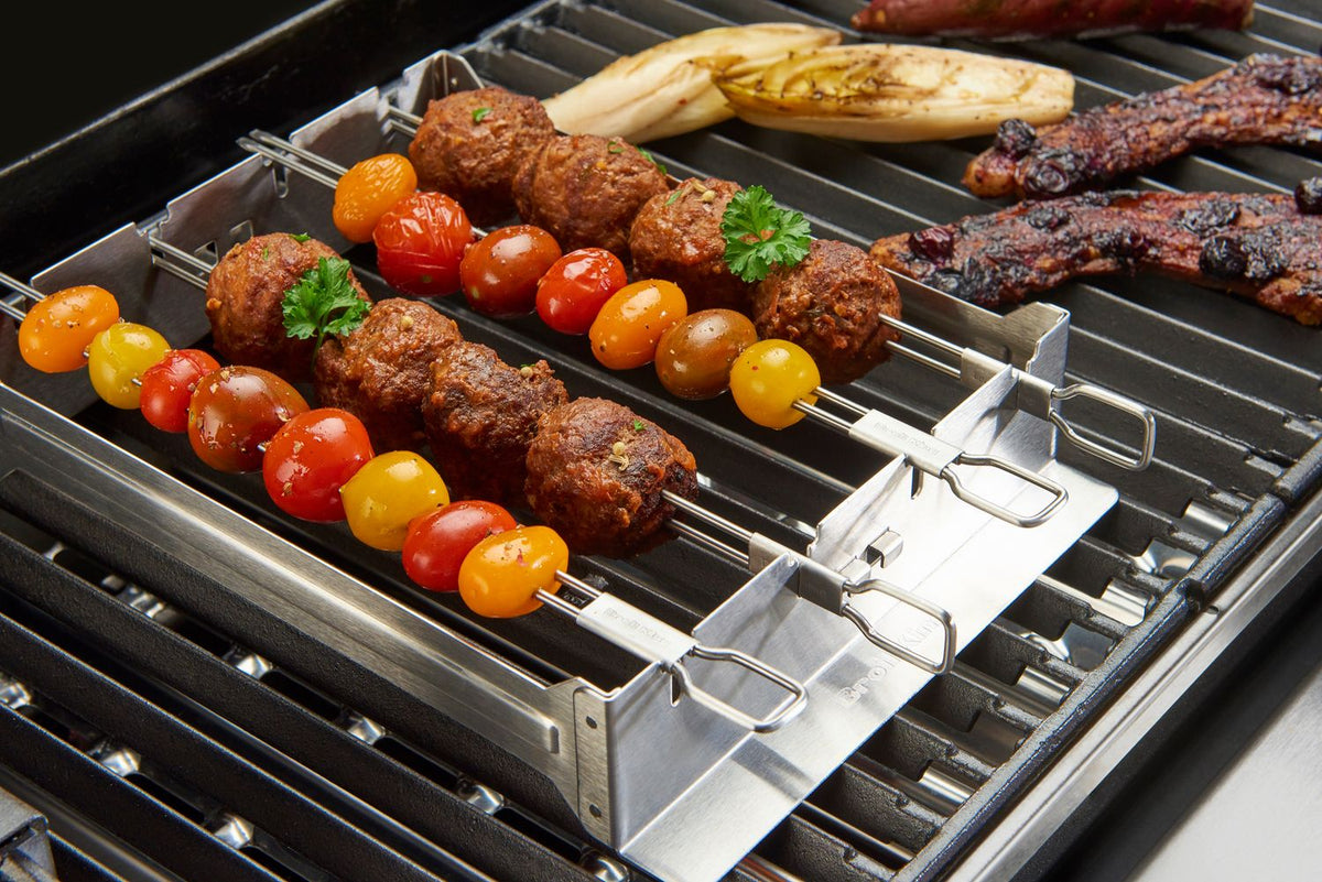 Detalj av rustfritt stål spyd på smalt spydstativ med 4 grillspyd rustfritt stål - Broil King