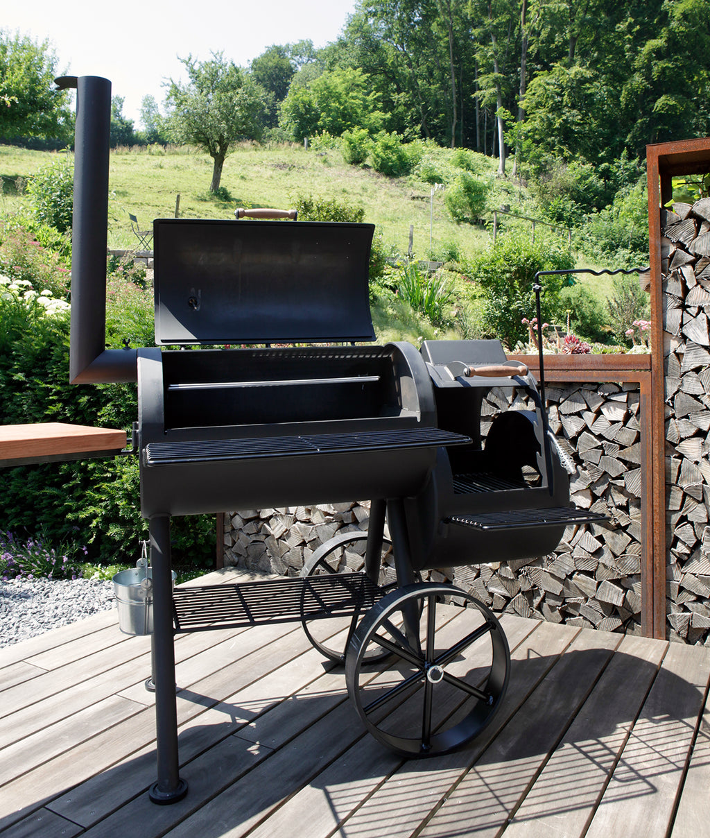 Nærbilde av termometer og håndtak på Smoker SK18