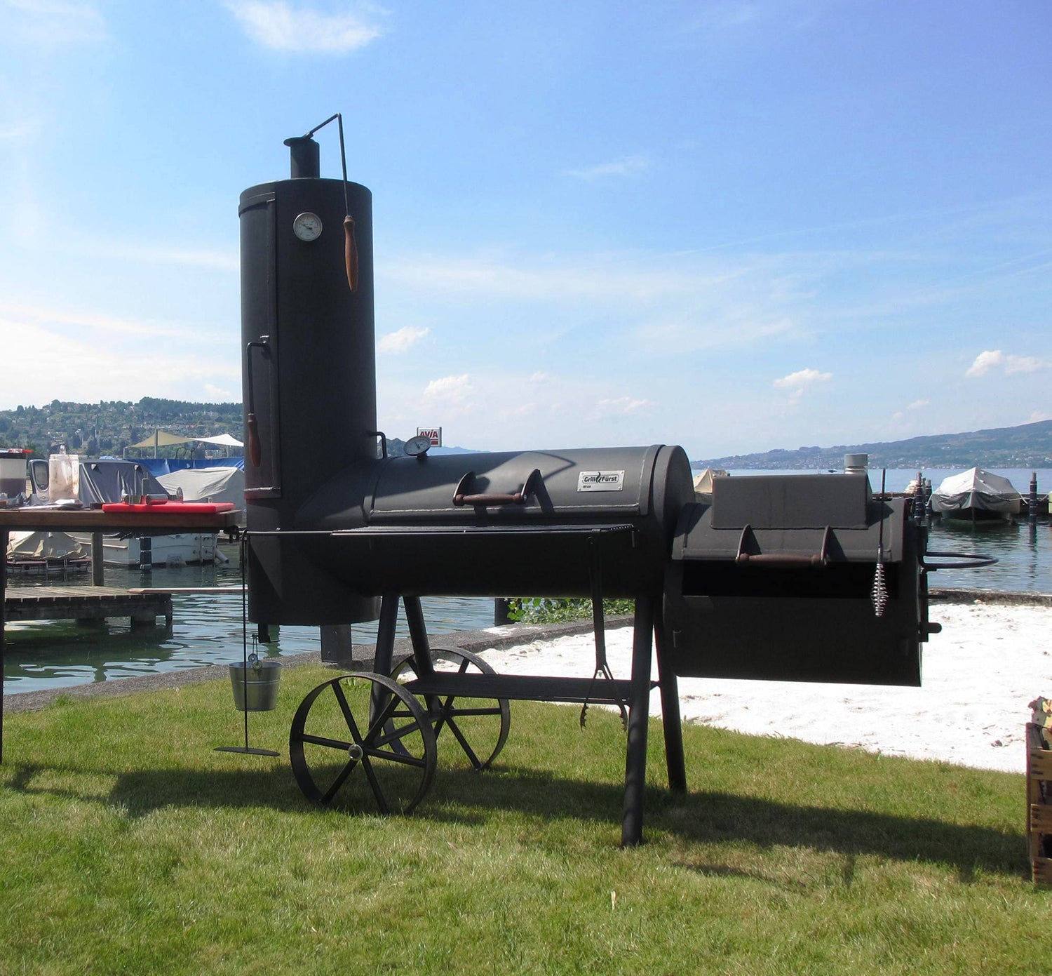 Nærbilde av rustfrie grillrister på Smoker ST18 18" med røyketårn rustfritt stål rist