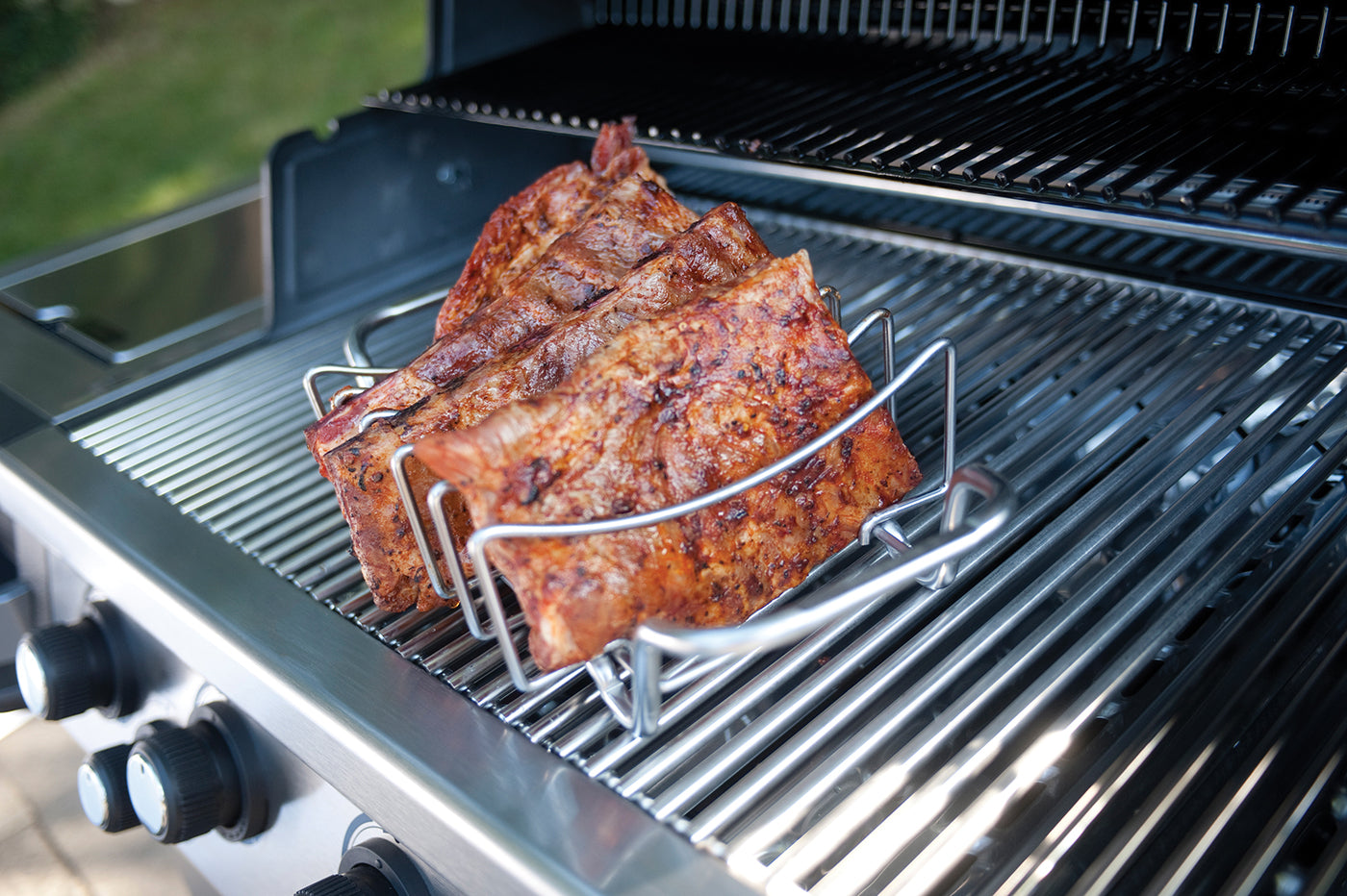 Nærbilde av grillkurv på Spareribs-stativ og grillkurv rustfritt stål Broil King
