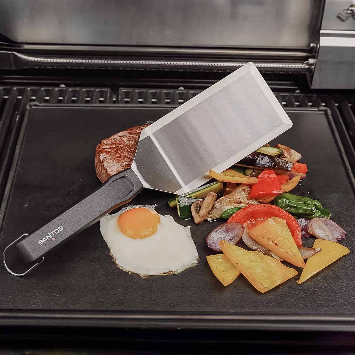 Nærbilde av håndtak på Spatelsett 2-delt rustfritt stål for grillplate - SANTOS