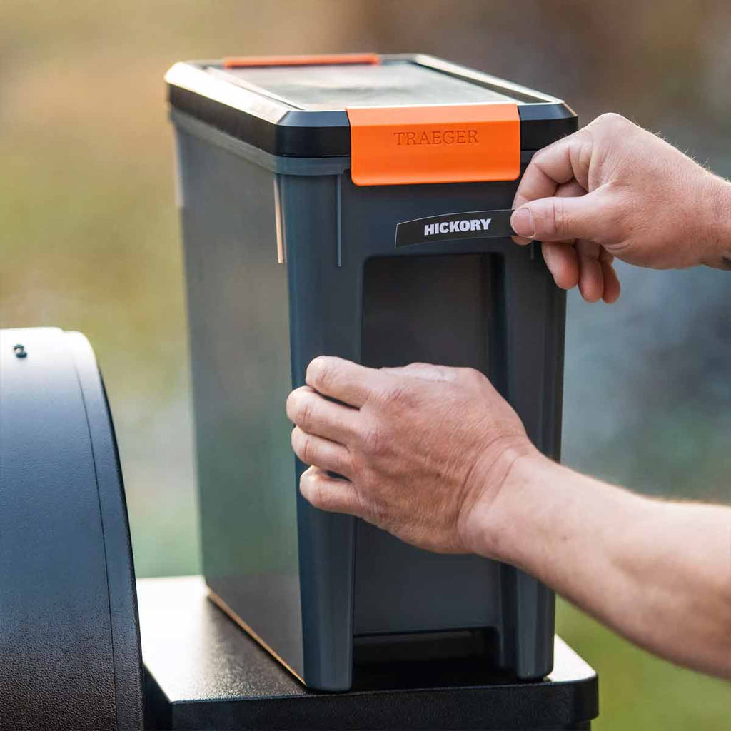 Montert StayDry pelletbeholder med lokk - Traeger i utendørskjøkken