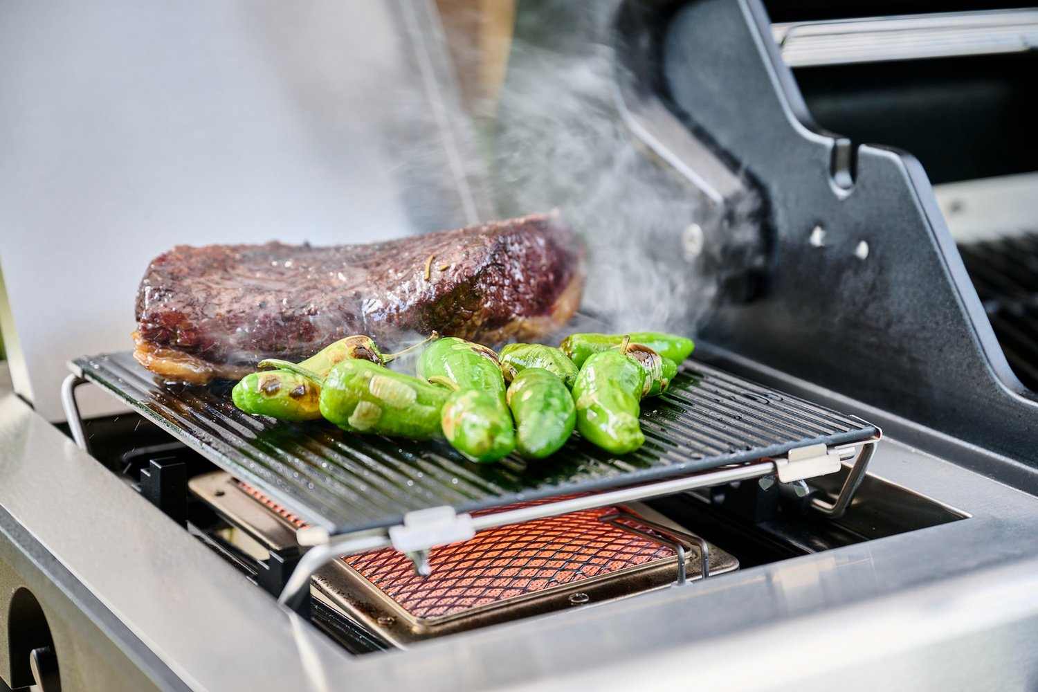 Montert Steak sett Blazinglas® L med Easy Check termometer på grill