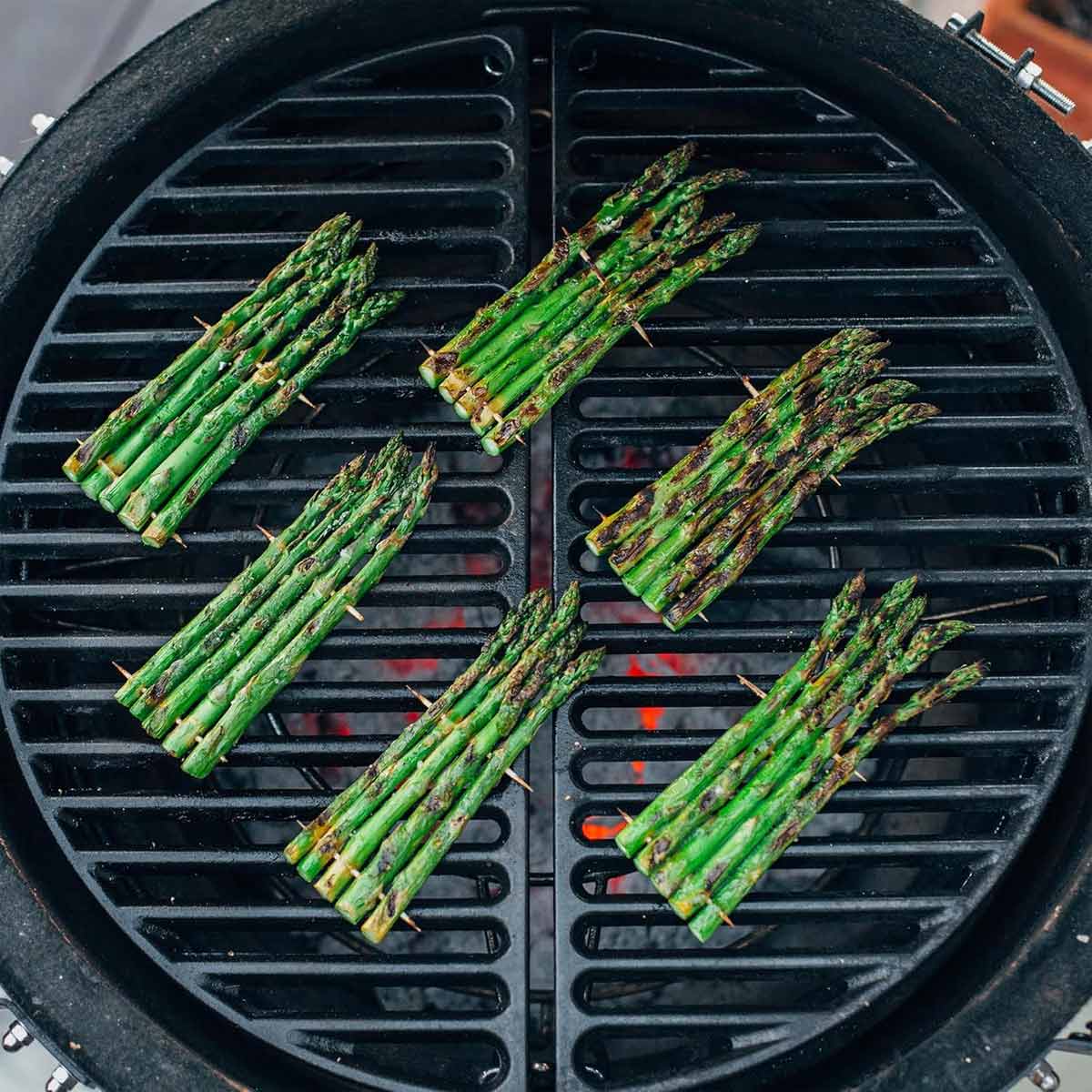 Detaljbilde av støpejern grillrist Classic Joe halvrund