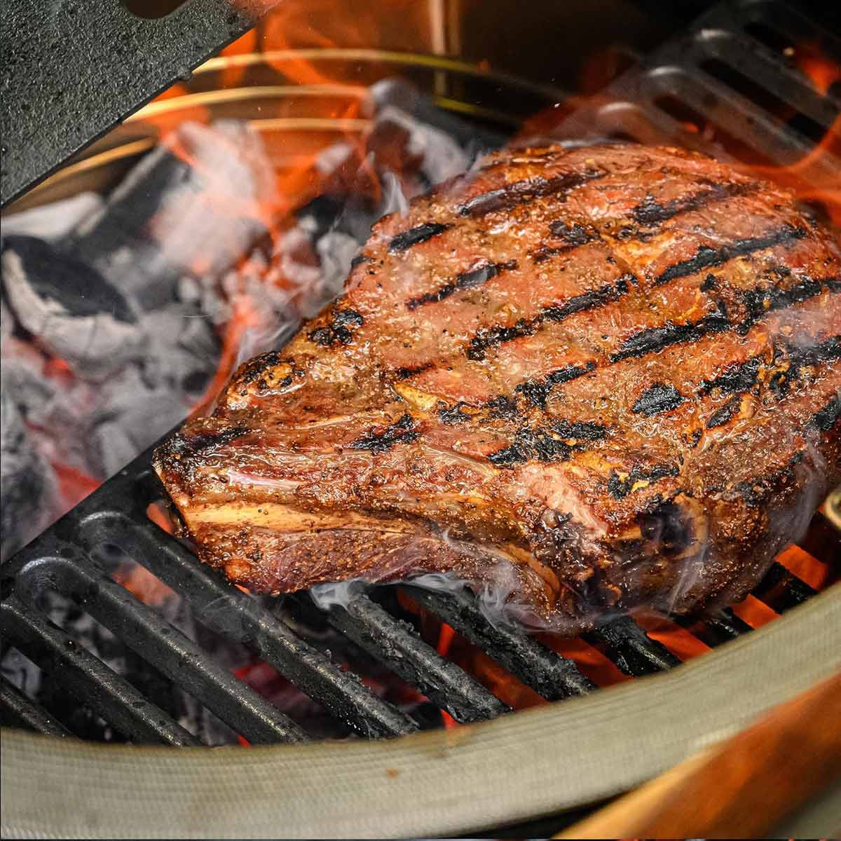 Støpejern grillrist Classic Joe halvrund montert på grill