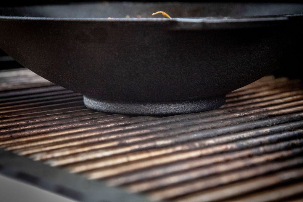 Støpejern wok med 2 håndtak 30 cm med pleiesett Grillfürst ved siden av grillutstyr