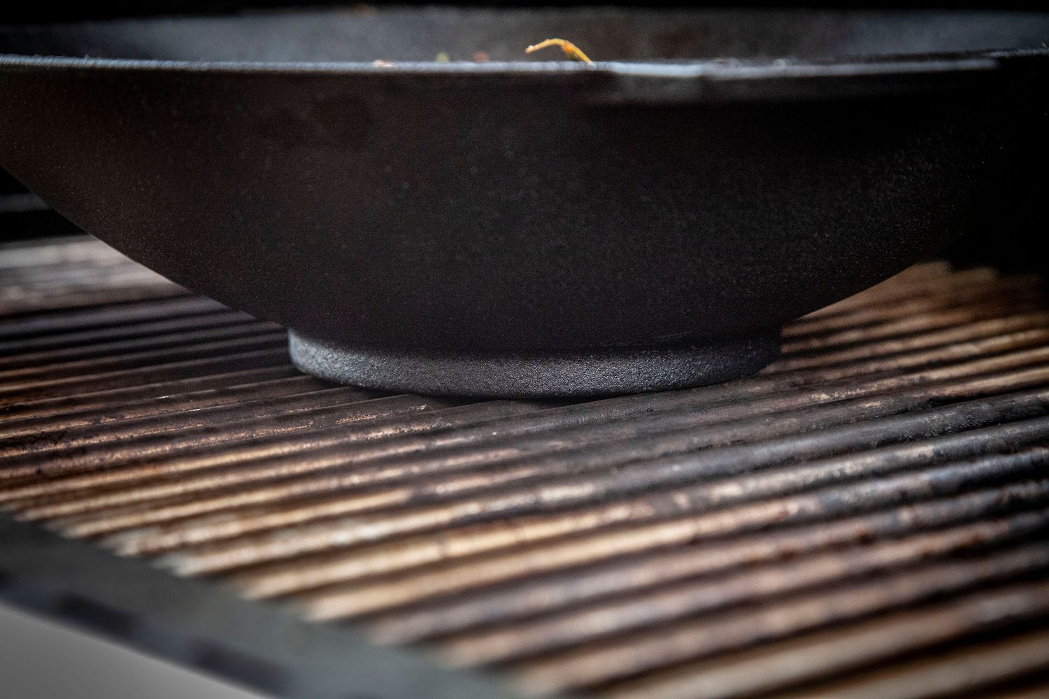 Støpejern wok med 2 håndtak 30 cm med pleiesett Grillfürst ved siden av grillutstyr