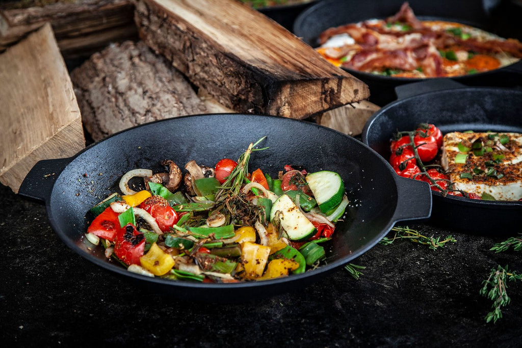 Wok med pleiesett støpejern 30 cm med 2 håndtak Grillfürst i bruk