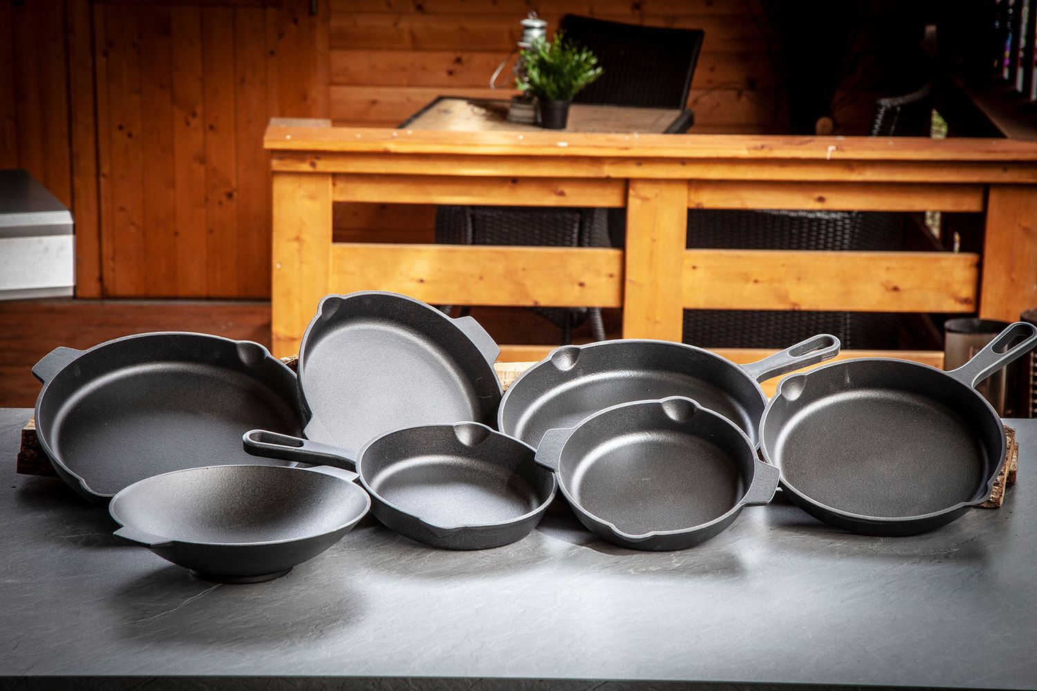 Støpejern wok med 2 håndtak 30 cm med pleiesett Grillfürst klar til bruk