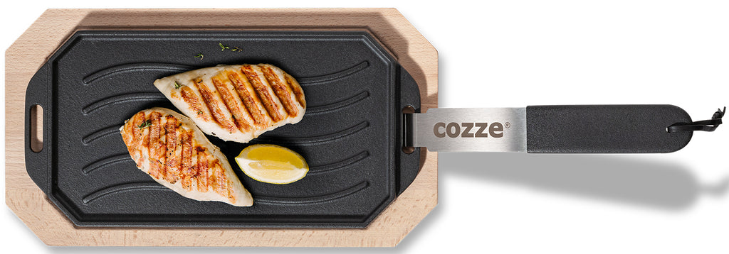 Støpejernspanne med treunderlag 33x16,5 cm - Cozze forfra