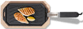 Støpejernspanne med treunderlag 33x16,5 cm - Cozze forfra
