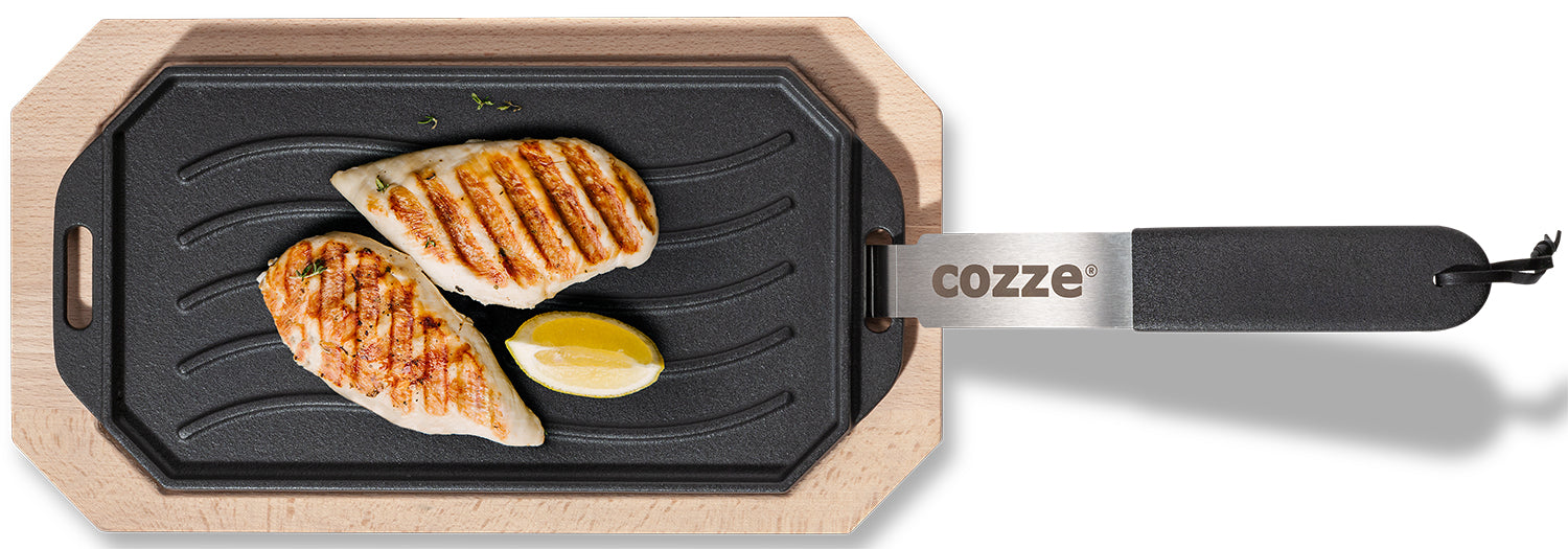 Støpejernspanne med treunderlag 33x16,5 cm - Cozze forfra